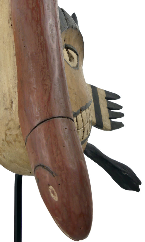 Masque du poisson Yupik sur pied Yukon Alaska (détail 3/4)