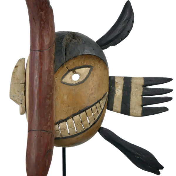 Masque du poisson Yupik sur pied Yukon Alaska (détail)