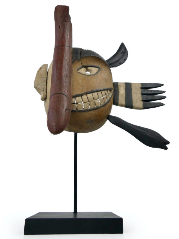 Masque du poisson Yupik sur pied Yukon Alaska (face)