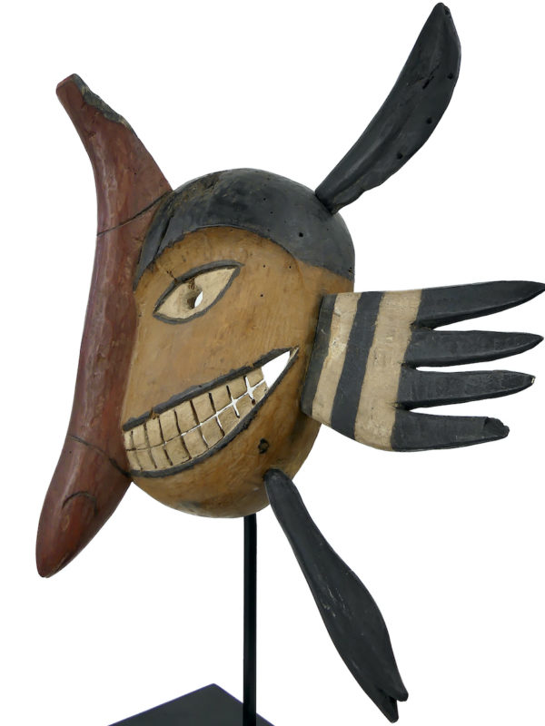 Masque du poisson Yupik sur pied Yukon Alaska (3/4)