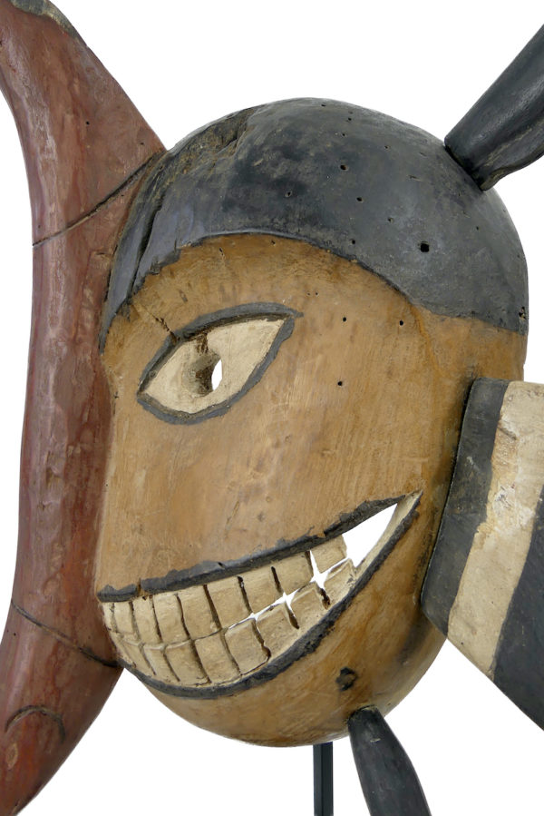 Masque du poisson Yupik sur pied Yukon Alaska (détail 3/4)
