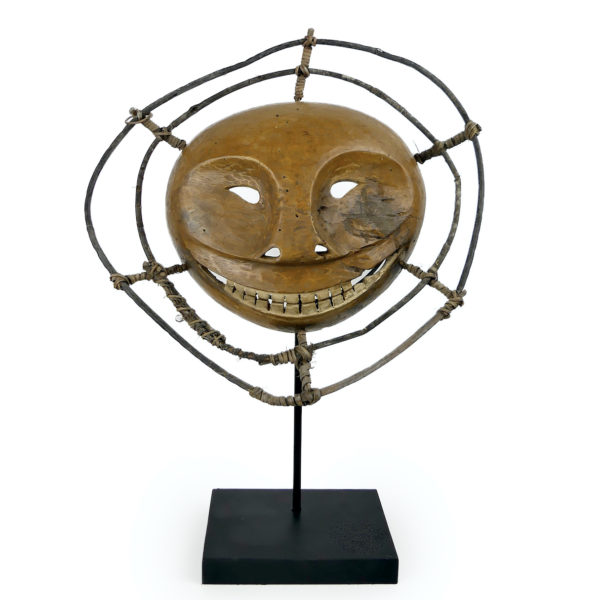Masque Yukon Alutiiq Yupik rond en bois léger sur pied (face)