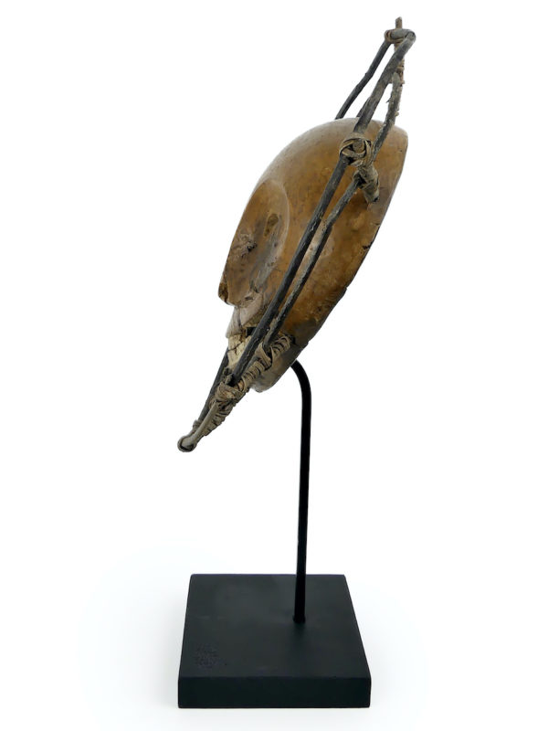 Masque Yukon Alutiiq Yupik rond en bois léger sur pied (profil)