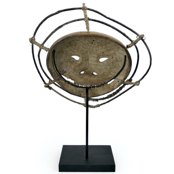 Masque Yukon Alutiiq Yupik rond en bois léger sur pied (dos)