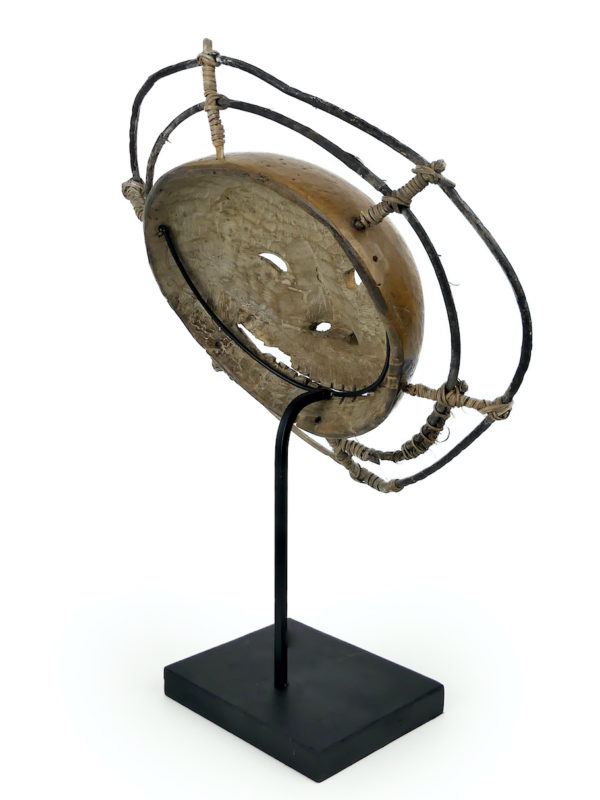 Masque Yukon Alutiiq Yupik rond en bois léger sur pied (3/4 dos)