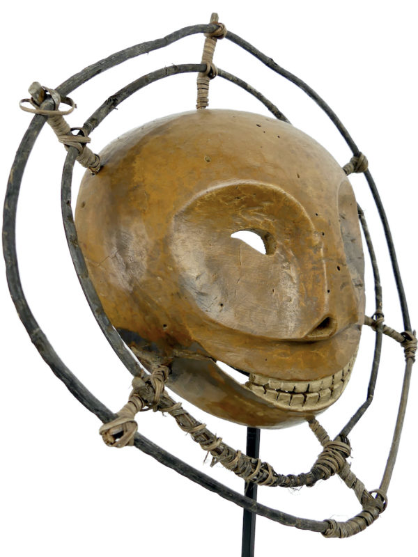 Masque Yukon Alutiiq Yupik rond en bois léger sur pied (détail 3/4)
