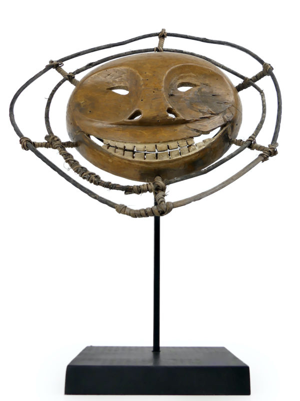 Masque Yukon Alutiiq Yupik rond en bois léger sur pied (dessous)