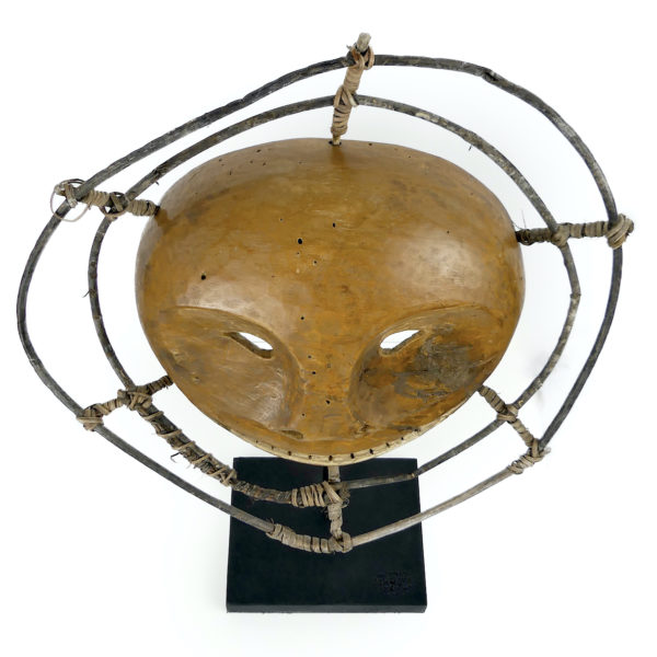 Masque Yukon Alutiiq Yupik rond en bois léger sur pied (dessus)