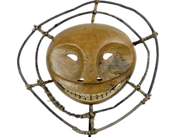 Masque Yukon Alutiiq Yupik rond en bois léger sur pied (face)
