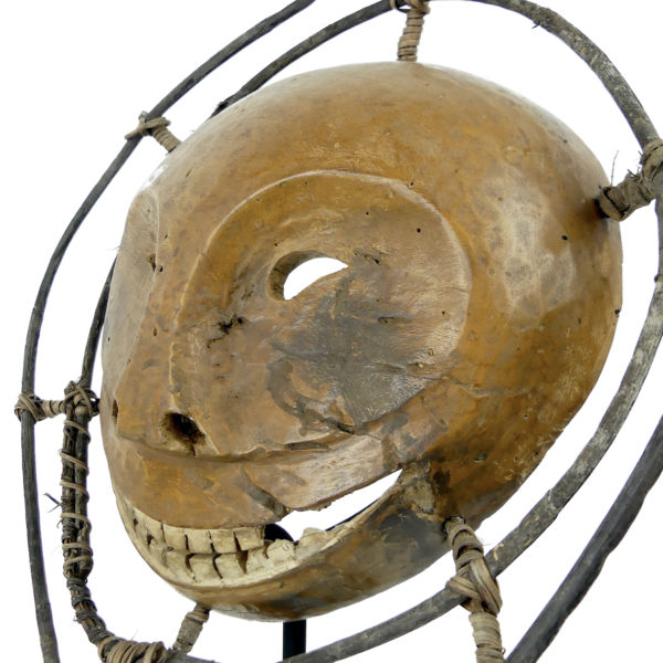 Masque Yukon Alutiiq Yupik rond en bois léger sur pied (détail 3/4)