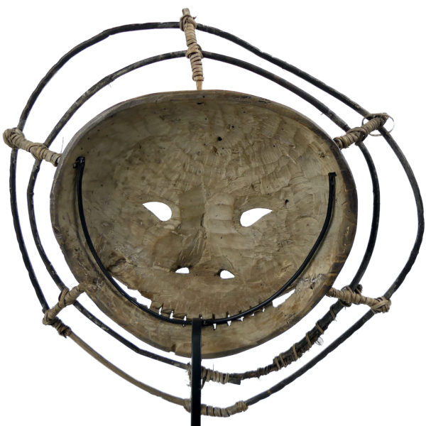 Masque Yukon Alutiiq Yupik rond en bois léger sur pied (détail dos)