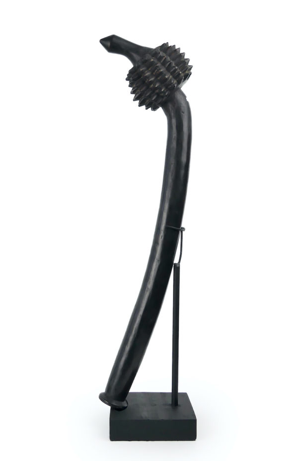 Large massue Totokia fidjienne en bois dur sur socle (profil)