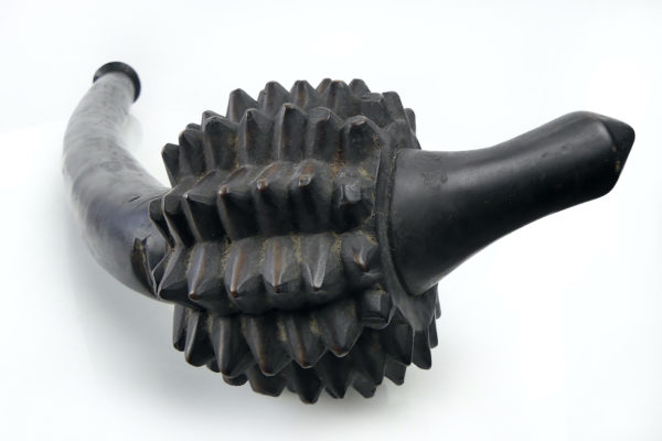 Large massue Totokia fidjienne en bois dur sur socle (dessus)