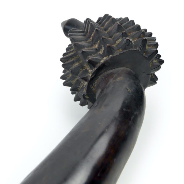 Large massue Totokia fidjienne en bois dur sur socle (détail)