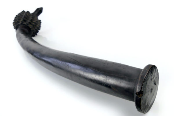 Large massue Totokia fidjienne en bois dur sur socle (dessous 3/4)
