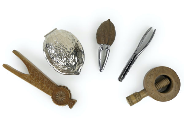 5 casse-noix casse-noisettes anciens en métal et bois (dessus)