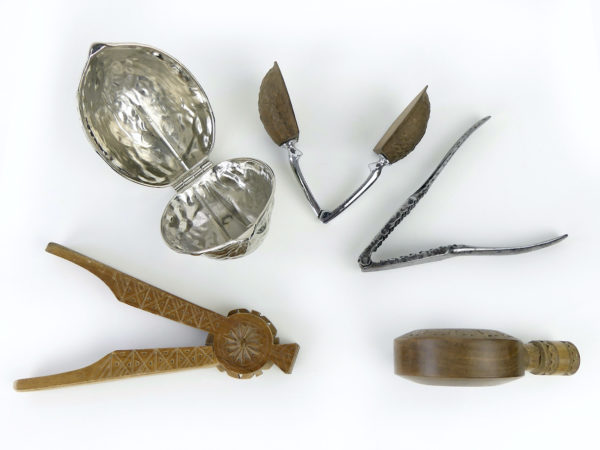 5 casse-noix casse-noisettes anciens en métal et bois (dessus)