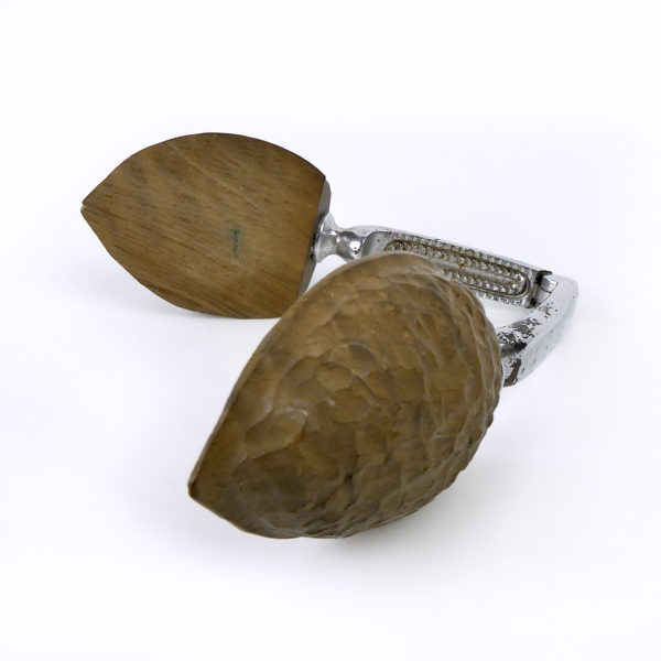 5 casse-noix casse-noisettes anciens en métal et bois (3)