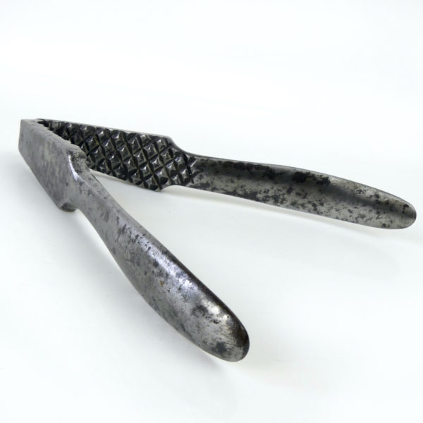 5 casse-noix casse-noisettes anciens en métal et bois (4)