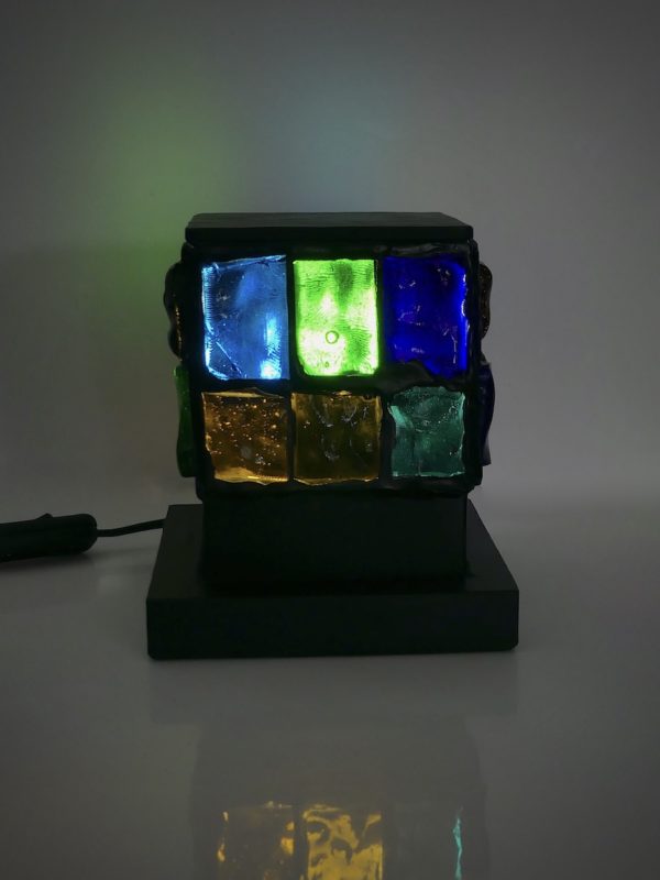 Lampe cube ambiance vitrail design By Bybo France (face)