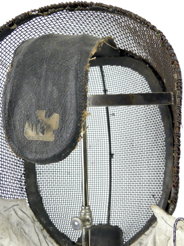 Masque d’escrime en fils de fer fin XIXe sur pied (détail)