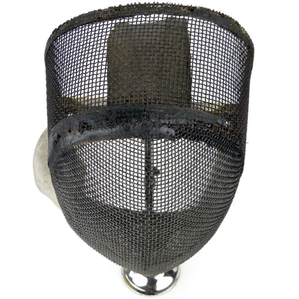 Masque d’escrime en fils de fer fin XIXe sur pied (dessus)