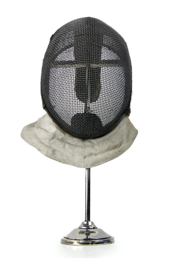 Masque d’escrime en fils de fer fin XIXe sur pied (face)