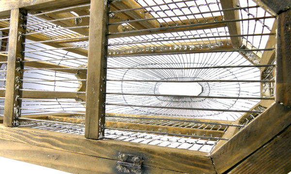 Grande cage à oiseaux espagnole ancienne artisanale (détail)