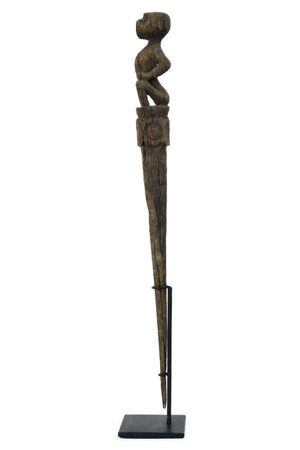 Tun Tun dayak ancien en bois érodé sur pied Kalimantan Bornéo (profil)