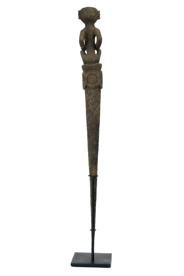 Tun Tun dayak ancien en bois érodé sur pied Kalimantan Bornéo (dos)