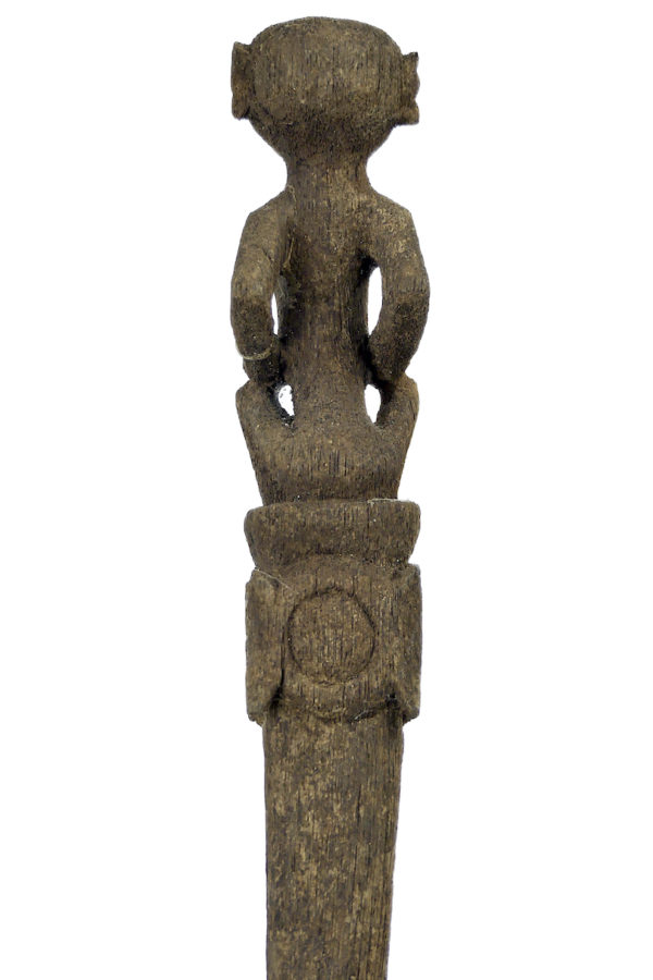 Tun Tun dayak ancien en bois érodé sur pied Kalimantan Bornéo (détail dos)