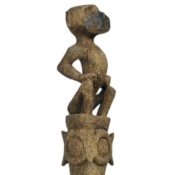 Tun Tun dayak ancien en bois érodé sur pied Kalimantan Bornéo (détail 3/4)