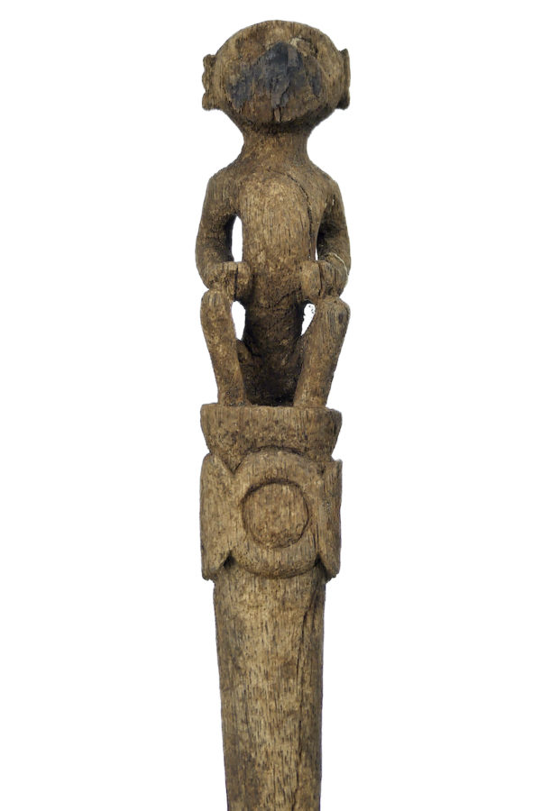 Tun Tun dayak ancien en bois érodé sur pied Kalimantan Bornéo (détail face)