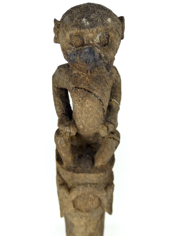 Tun Tun dayak ancien en bois érodé sur pied Kalimantan Bornéo (détail dessus)