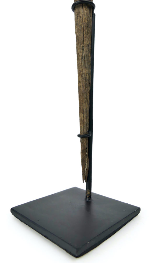 Tun Tun dayak ancien en bois érodé sur pied Kalimantan Bornéo (détail)