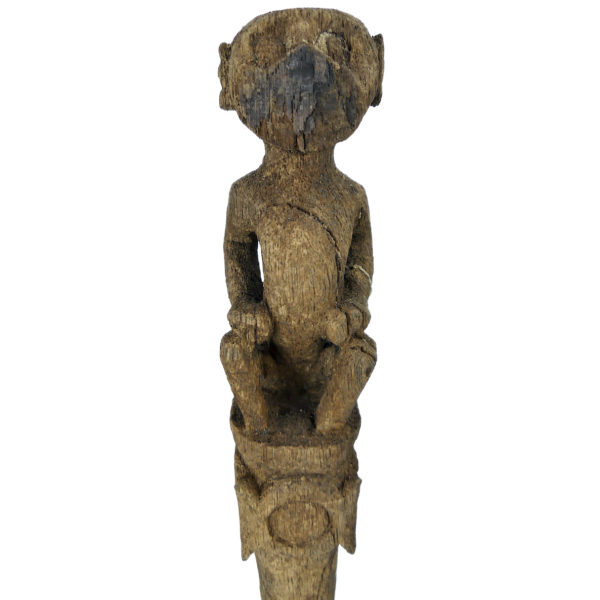 Tun Tun dayak ancien en bois érodé sur pied Kalimantan Bornéo (détail face)