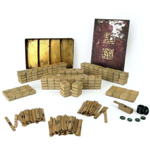 Jeu de Mahjong chinois ancien en bambou dans sa boîte en fer