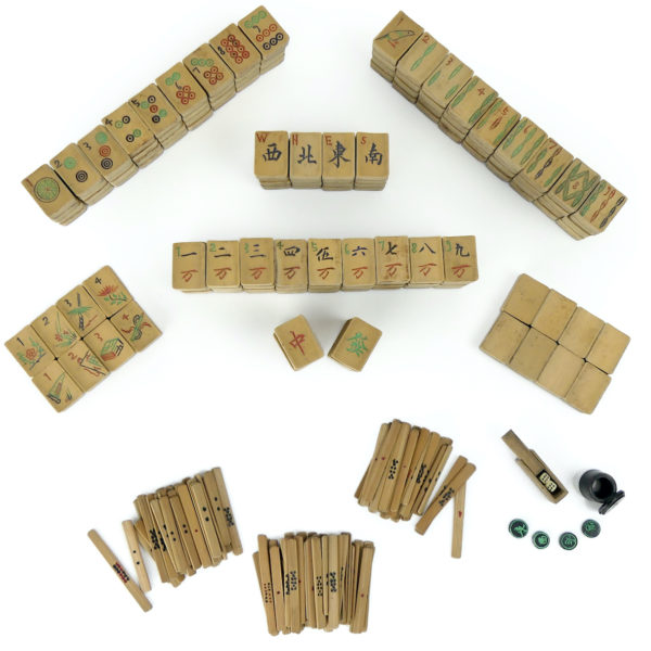 Jeu de Mahjong chinois ancien en bambou dans sa boîte en fer (dessus)