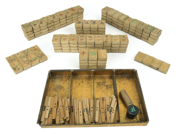 Jeu de Mahjong chinois ancien en bambou dans sa boîte en fer (dessus)