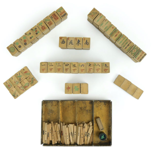Jeu de Mahjong chinois ancien en bambou dans sa boîte en fer (dessus)