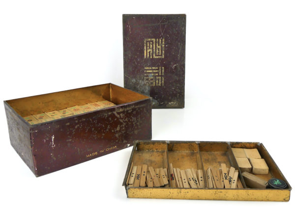 Jeu de Mahjong chinois ancien en bambou dans sa boîte en fer