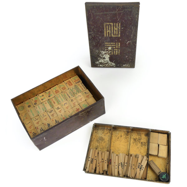 Jeu de Mahjong chinois ancien en bambou dans sa boîte en fer (dessus)