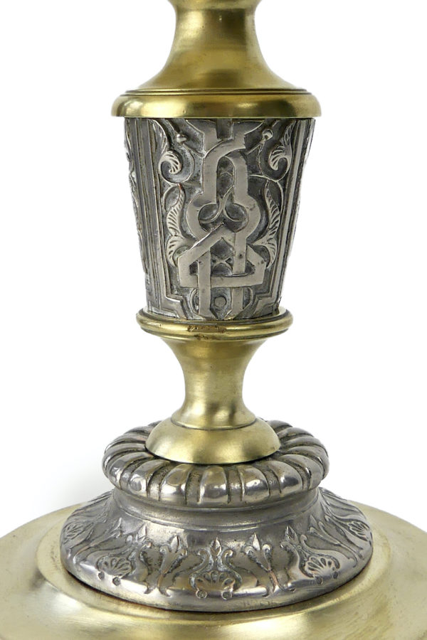 Coupe sur piédouche en laiton et cuivre argenté (détail)