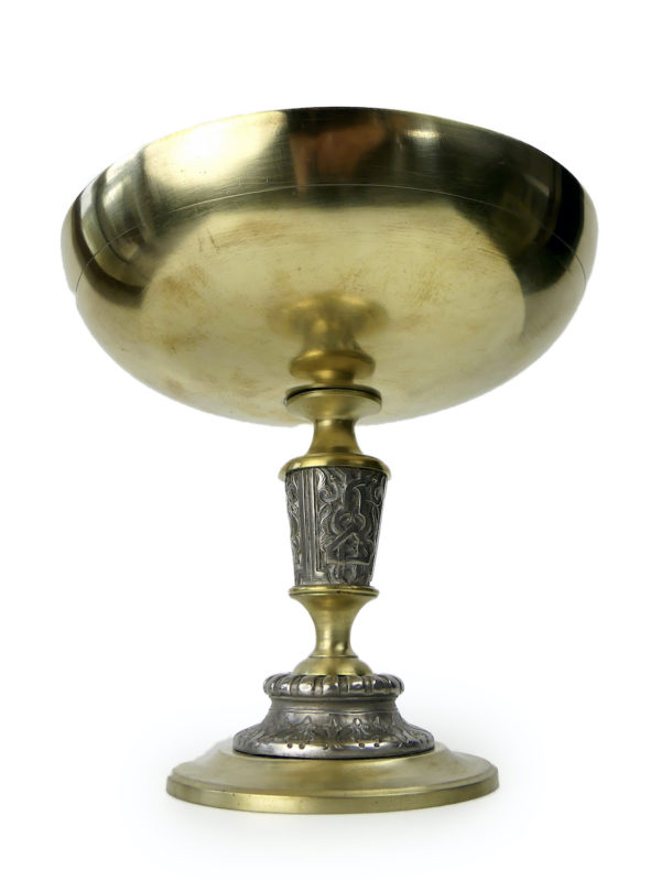 Coupe sur piédouche en laiton et cuivre argenté (dessous)