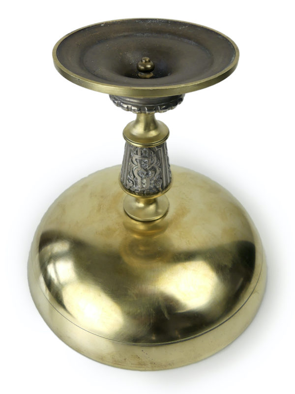 Coupe sur piédouche en laiton et cuivre argenté (dessous)