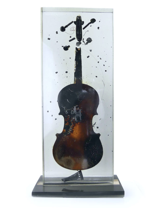 Grande sculpture violon brûlé en résine inclusion signée NAC’S (dos)
