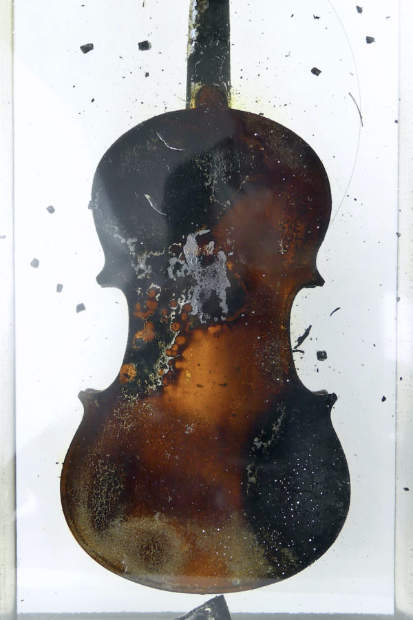 Grande sculpture violon brûlé en résine inclusion signée NAC’S (détail)