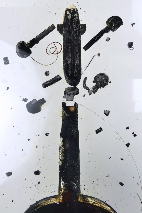 Grande sculpture violon brûlé en résine inclusion signée NAC’S (détail)