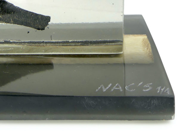 Grande sculpture violon brûlé en résine inclusion signée NAC’S (signature)