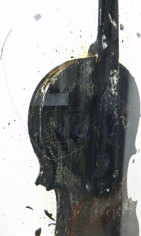 Grande sculpture violon brûlé en résine inclusion signée NAC’S (détail)